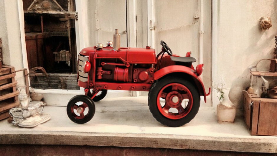 Red Metal Tractor Ornament 17cm